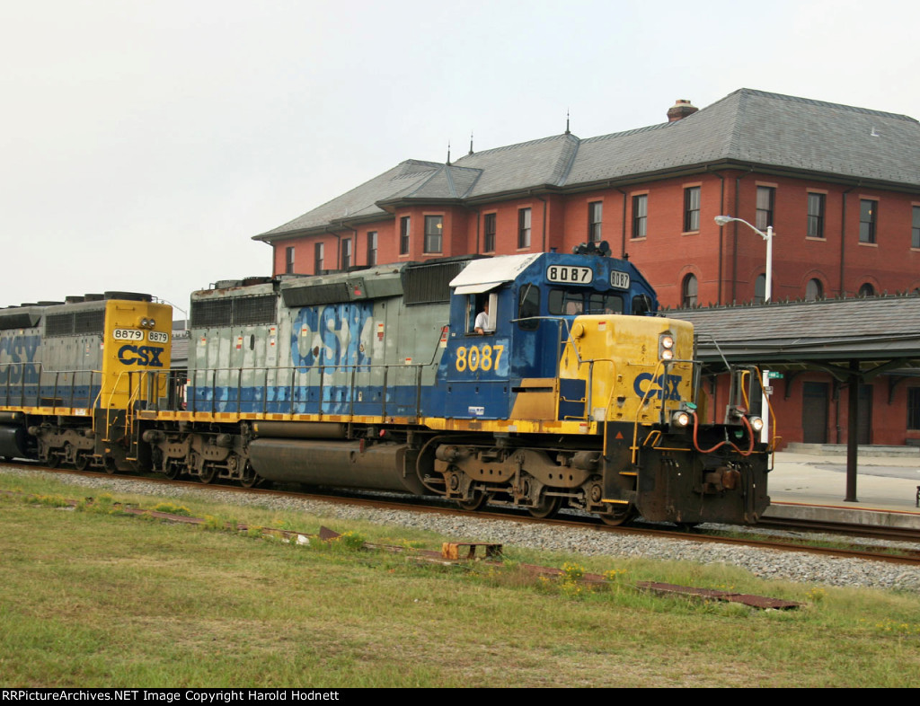 CSX 8087 leads train F774 past the station